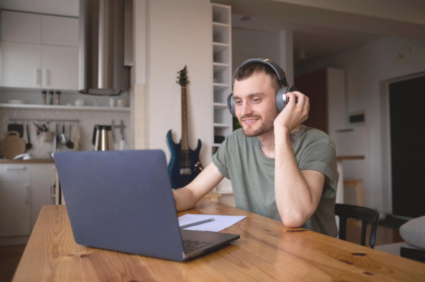 Emprendedores trabajando en metodología colaborativa