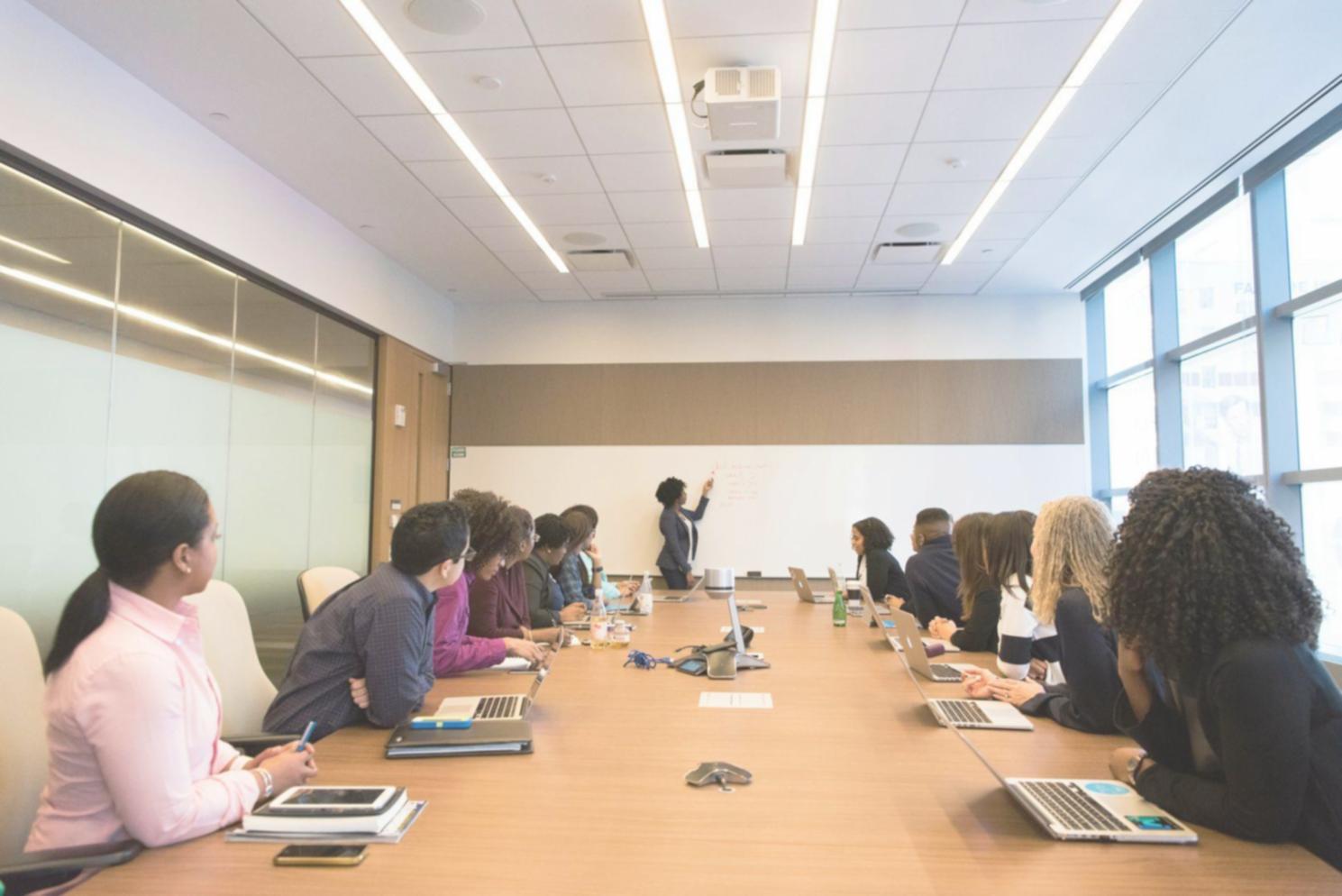Sesión práctica de desarrollo de startup con materiales y herramientas