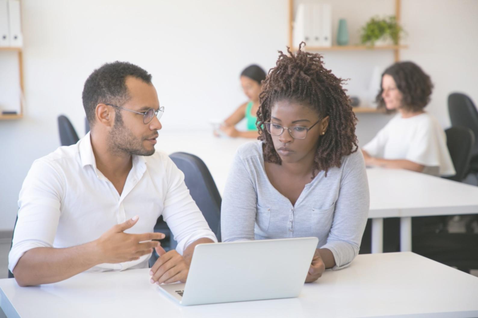Equipo trabajando en estrategias financieras para startups
