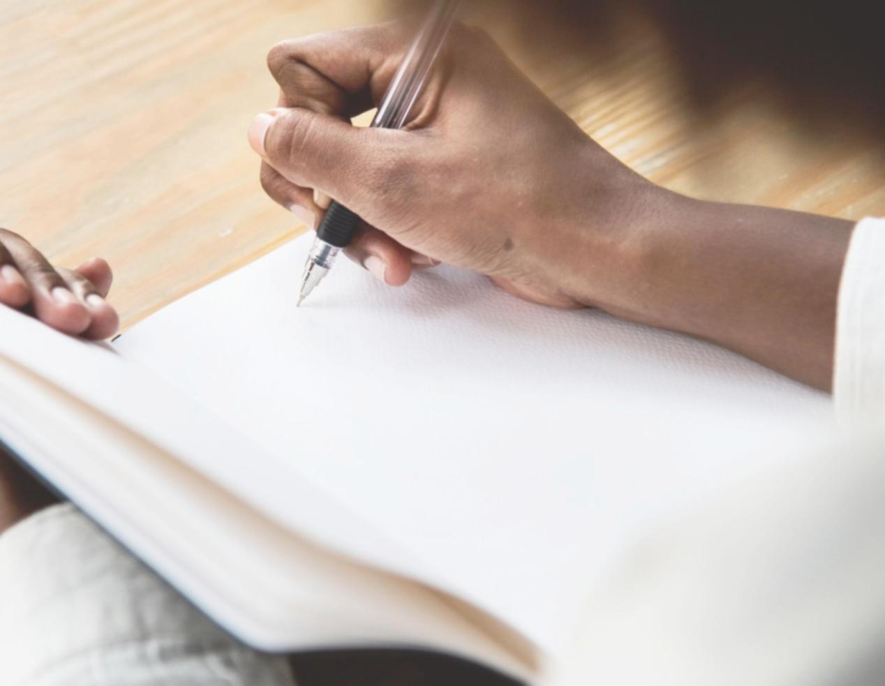 Estudiante revisando documentos financieros de startup
