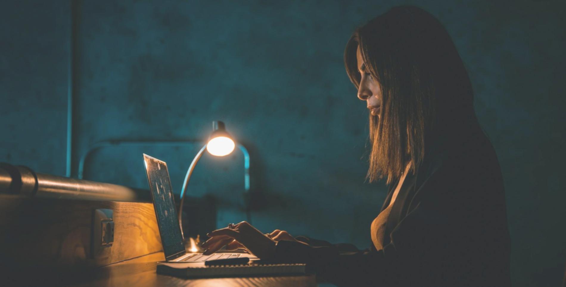 Emprendedor trabajando en análisis financiero para su startup